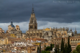 2016 041 08 Nubarrones sobre la Catedral de Toledo
