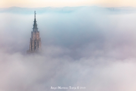 2019 12 26 La Catedral entre nieblas, vista desde el valle.