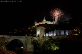 2018 04 21 Puente de Alcántara, de noche. Fuegos artificiales de la noche toledana