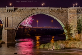 2019 08 20 Puente de San Martín, de noche. Pólvora fin de fiestas